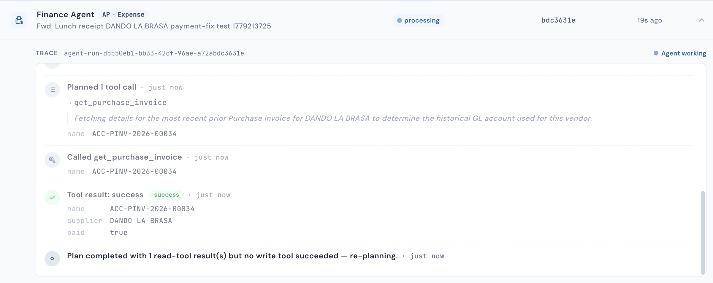 Traza del Finance Agent procesando un recibo: planifica, llama get_purchase_invoice, lee el hist&oacute;rico del proveedor, decide replanificar